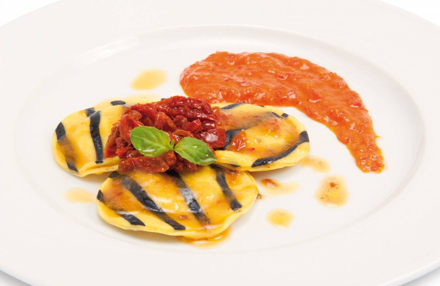 Ravioli di baccalà con crema di peperoni e pomodori secchi a filetti