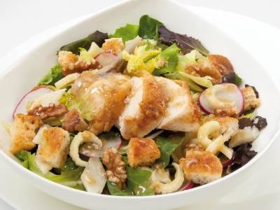 Chicken salad with croutons and walnuts cream
