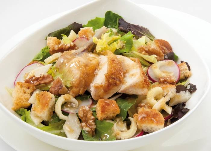Chicken salad with croutons and walnuts cream