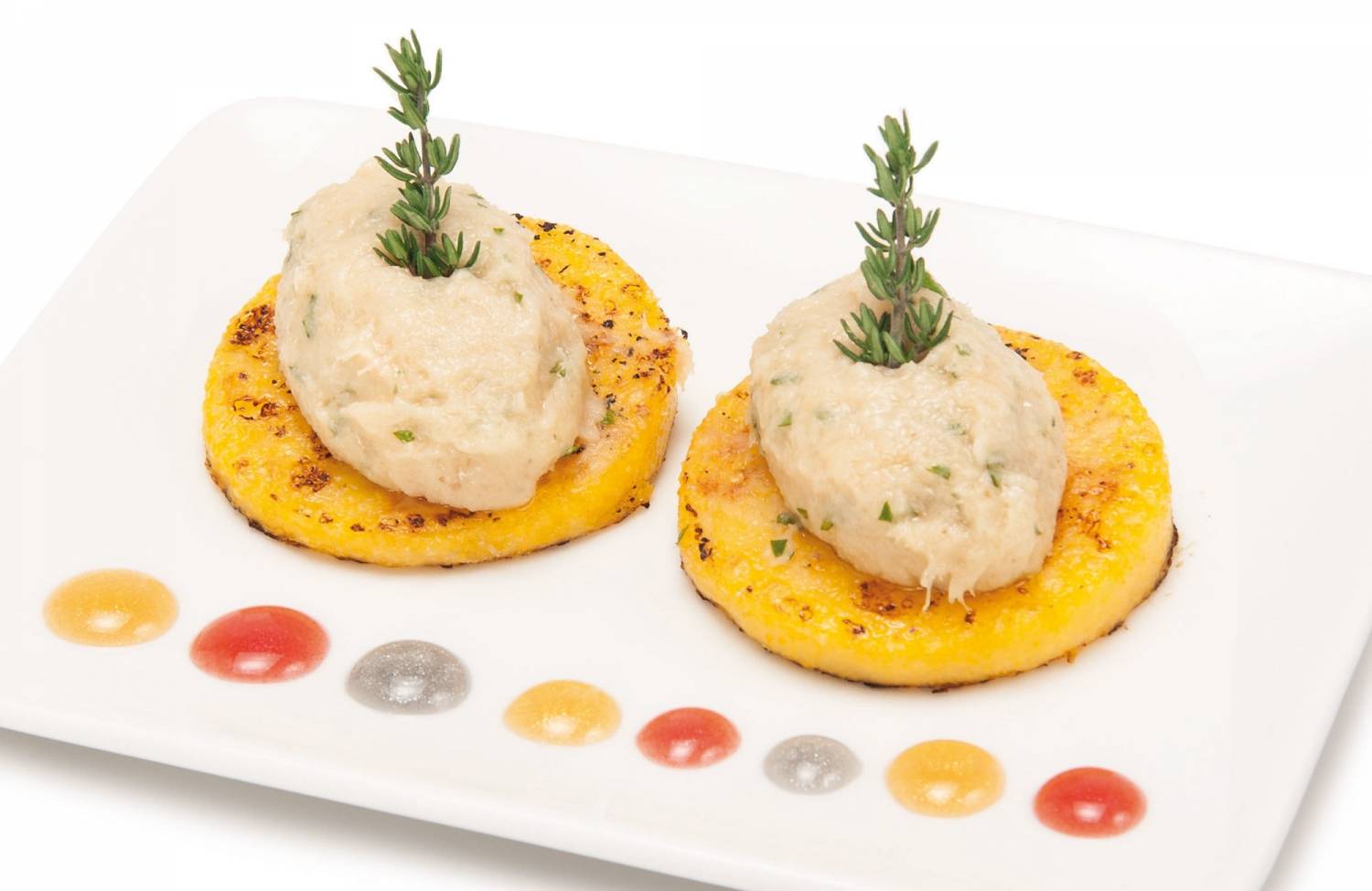 Bacalao cremoso sobre crutones de polenta