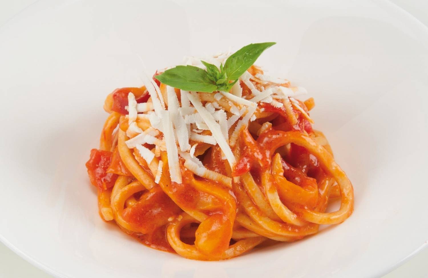 Troccoli con crema de pimientos y requesón salado