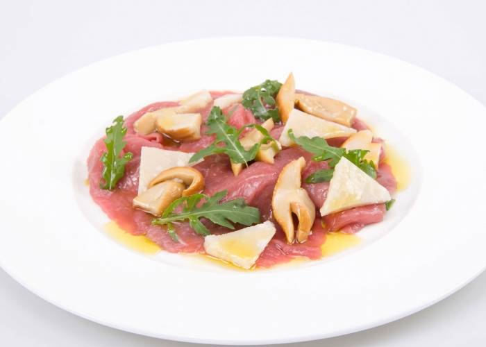 Carpaccio de bœuf aux cèpes sous huile
