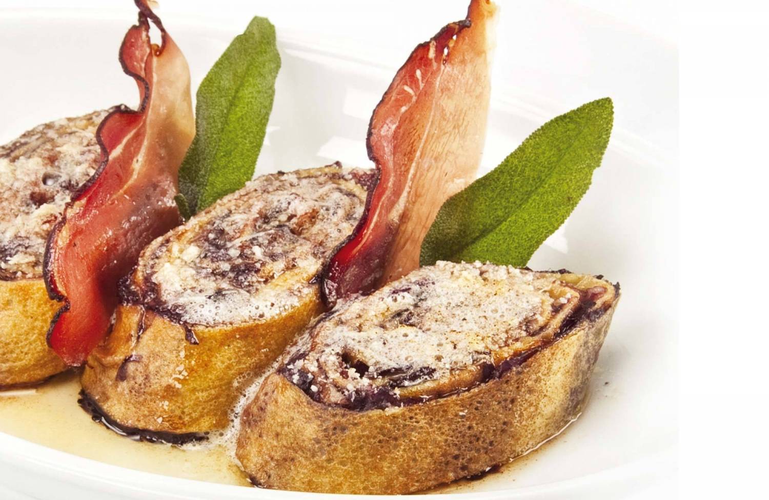 Girelle di pasta crepes con radicchio e speck al burro versato